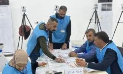 مدير مركز انتخاب فندق الرشيد عمار الركابي: النتائج أُرسلت إلى السيرفرات وبدأ العدّ والفرز اليدوي لمطابقة النتائج الإلكترونية.